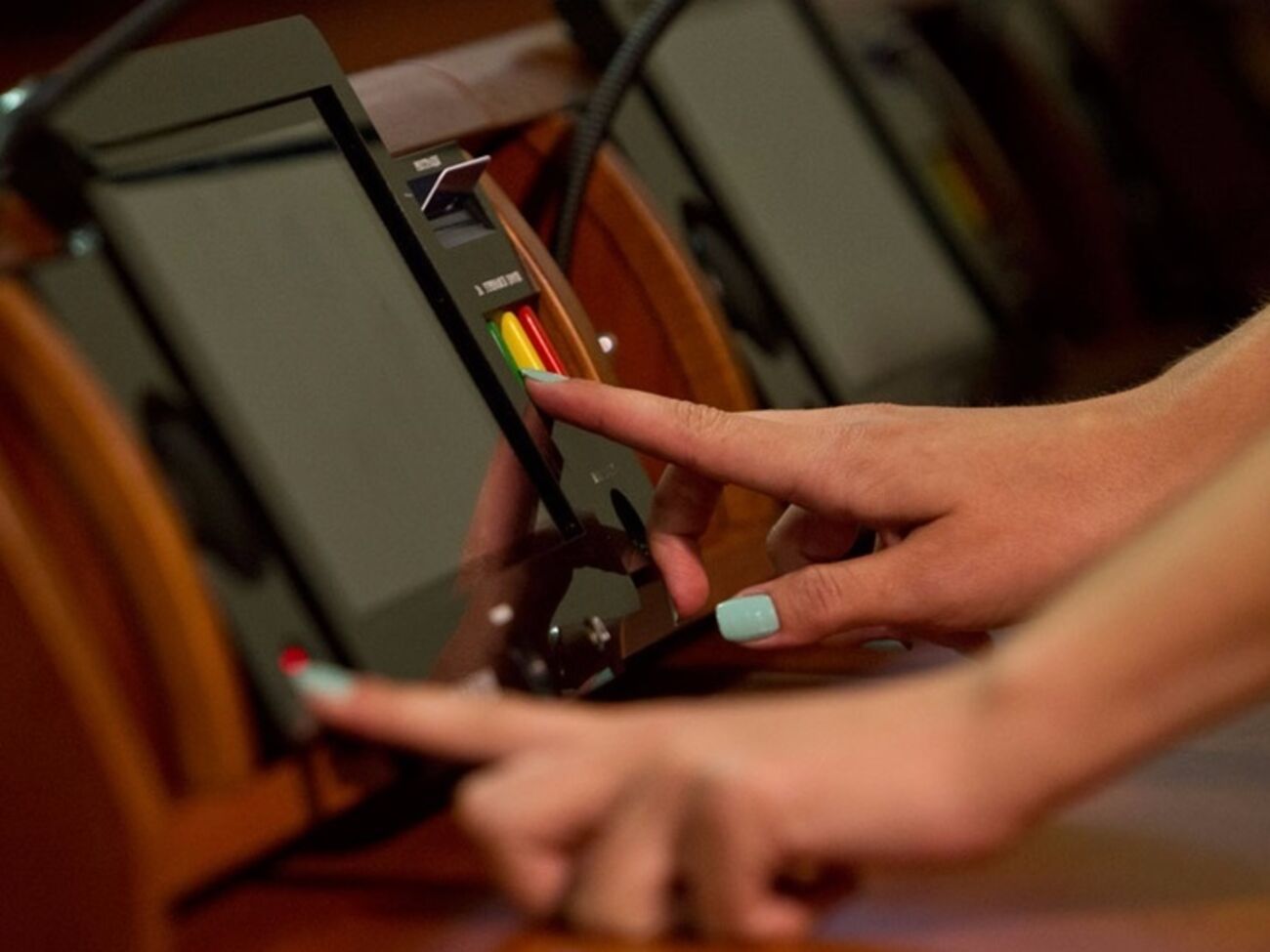 Борьба с "кнопкодавами". В Киевсовете установили новую систему для голосования. Фоторепортаж