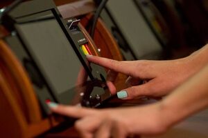 Борьба с "кнопкодавами". В Киевсовете установили новую систему для голосования. Фоторепортаж