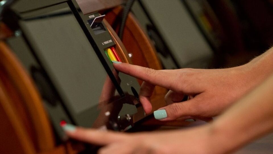 Борьба с "кнопкодавами". В Киевсовете установили новую систему для голосования. Фоторепортаж