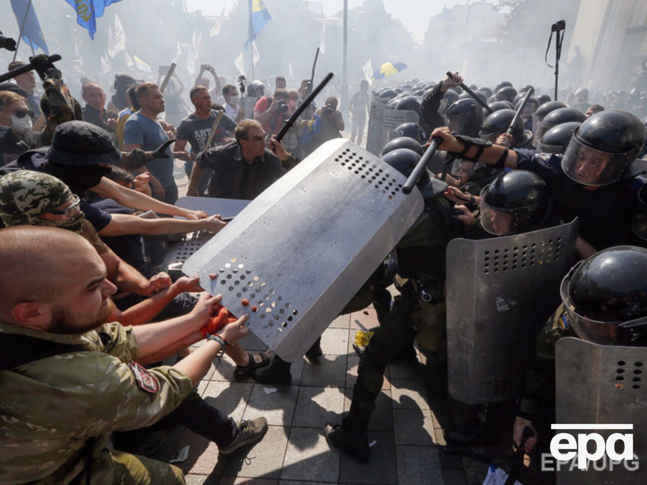 Суд арестовал 16 подозреваемых в участии в столкновениях, двое находятся под круглосуточным домашним арестом