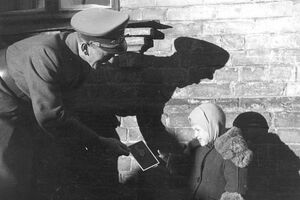 Немецкий офицер дарит украинской девочке портрет Гитлера. Киев, осень 1941 года