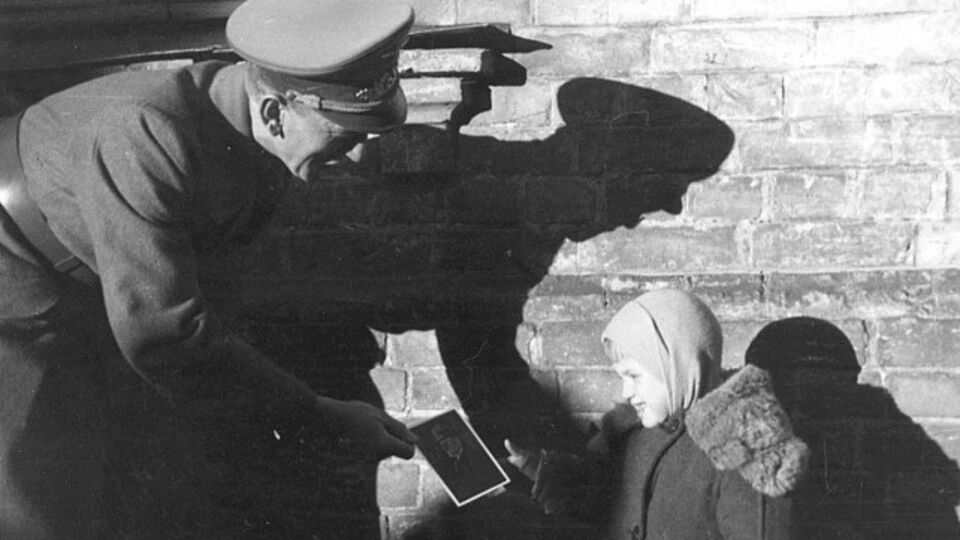 Немецкий офицер дарит украинской девочке портрет Гитлера. Киев, осень 1941 года