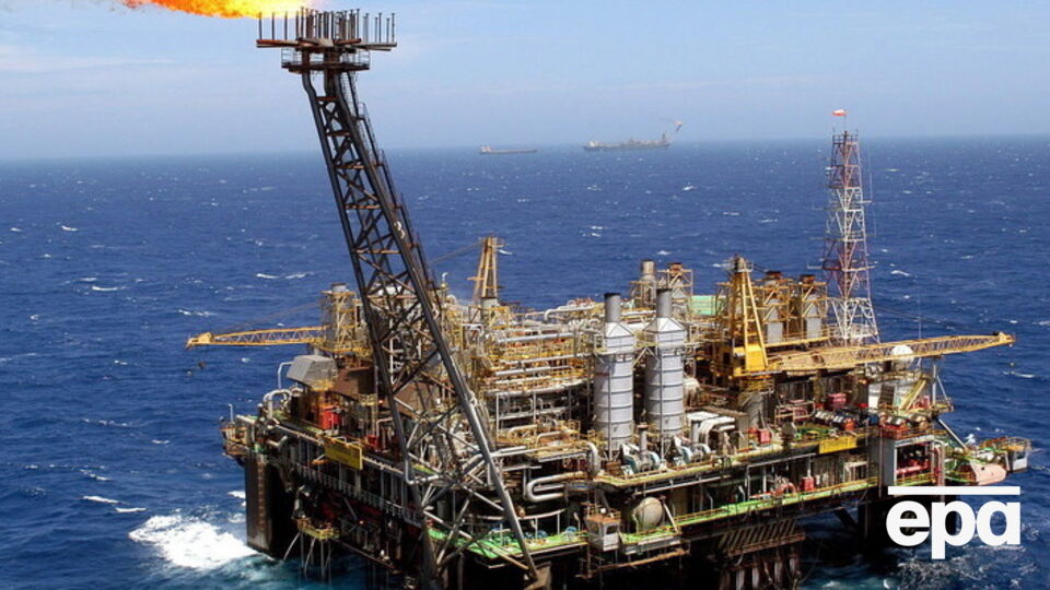 Цена на нефть колеблется ниже $48