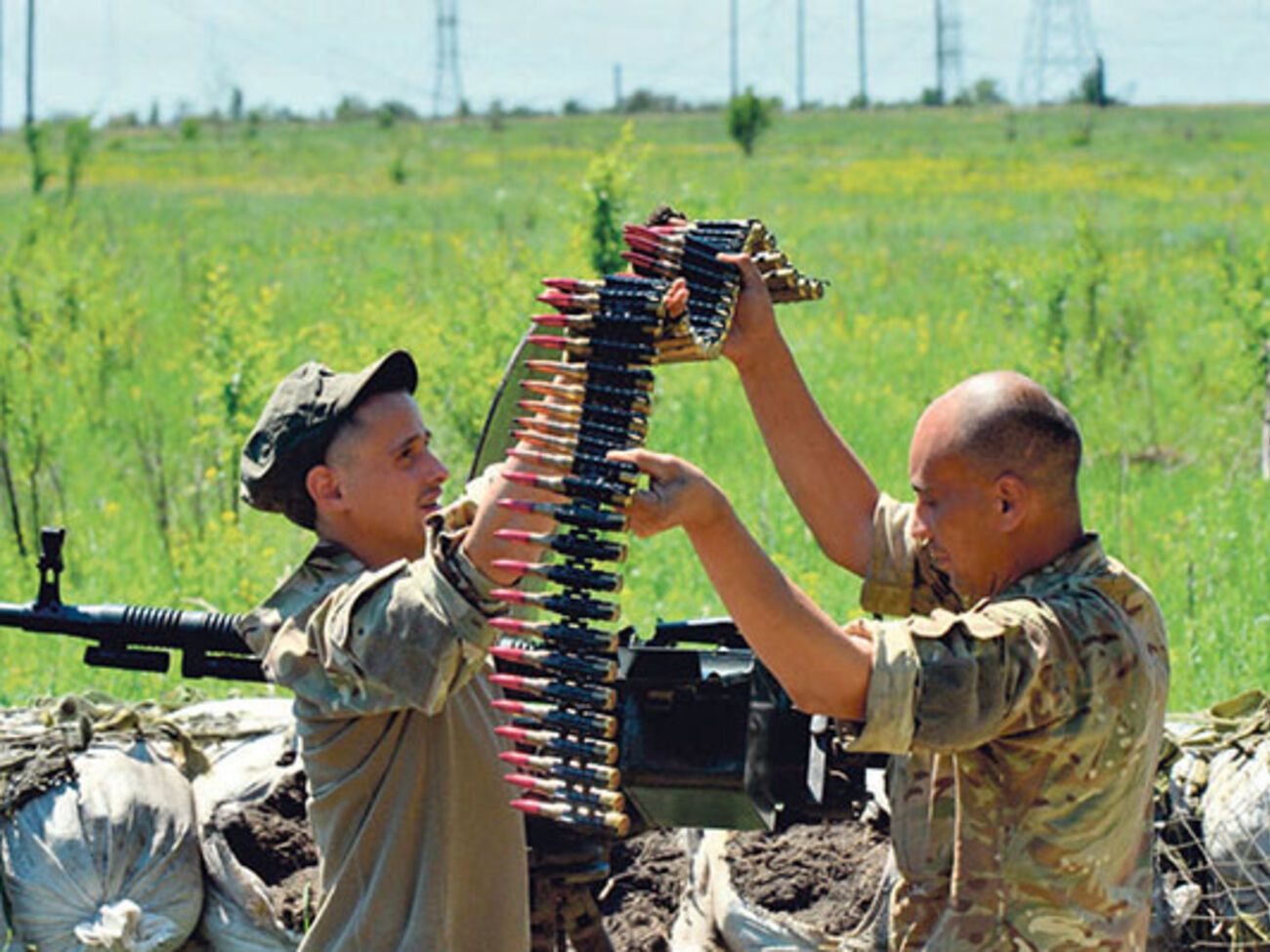 Украинские военные открыли ответный огонь из стрелкового оружия
