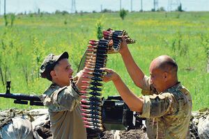 Украинские военные открыли ответный огонь из стрелкового оружия