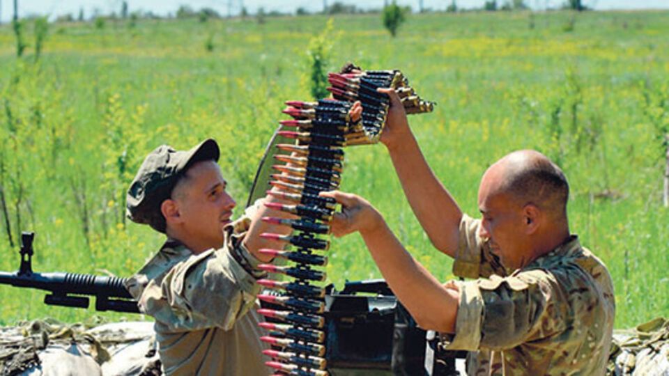 Украинские военные открыли ответный огонь из стрелкового оружия