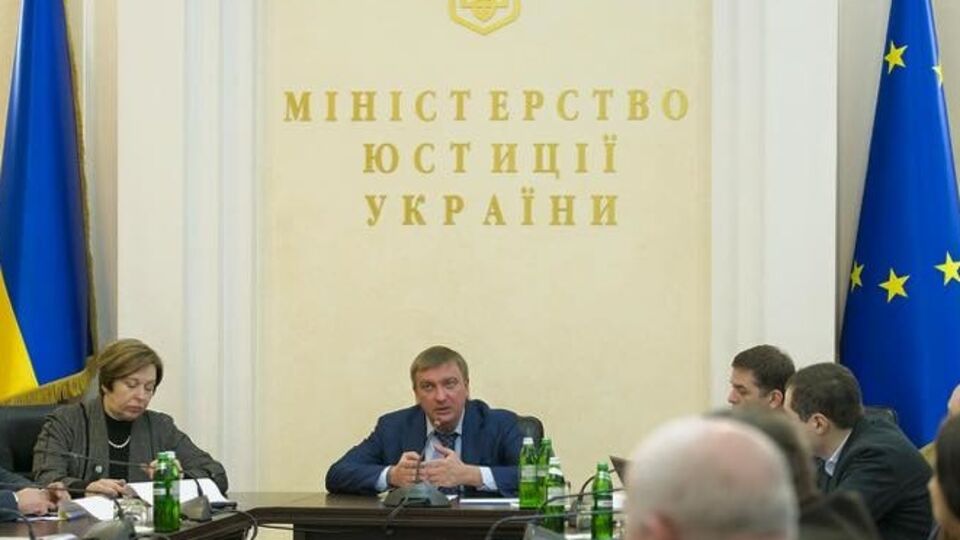Петренко: У представителей местной власти было достаточно времени, чтобы раз и навсегда избавиться от горы ненужных бумажек и упростить жизнь миллионам украинцев