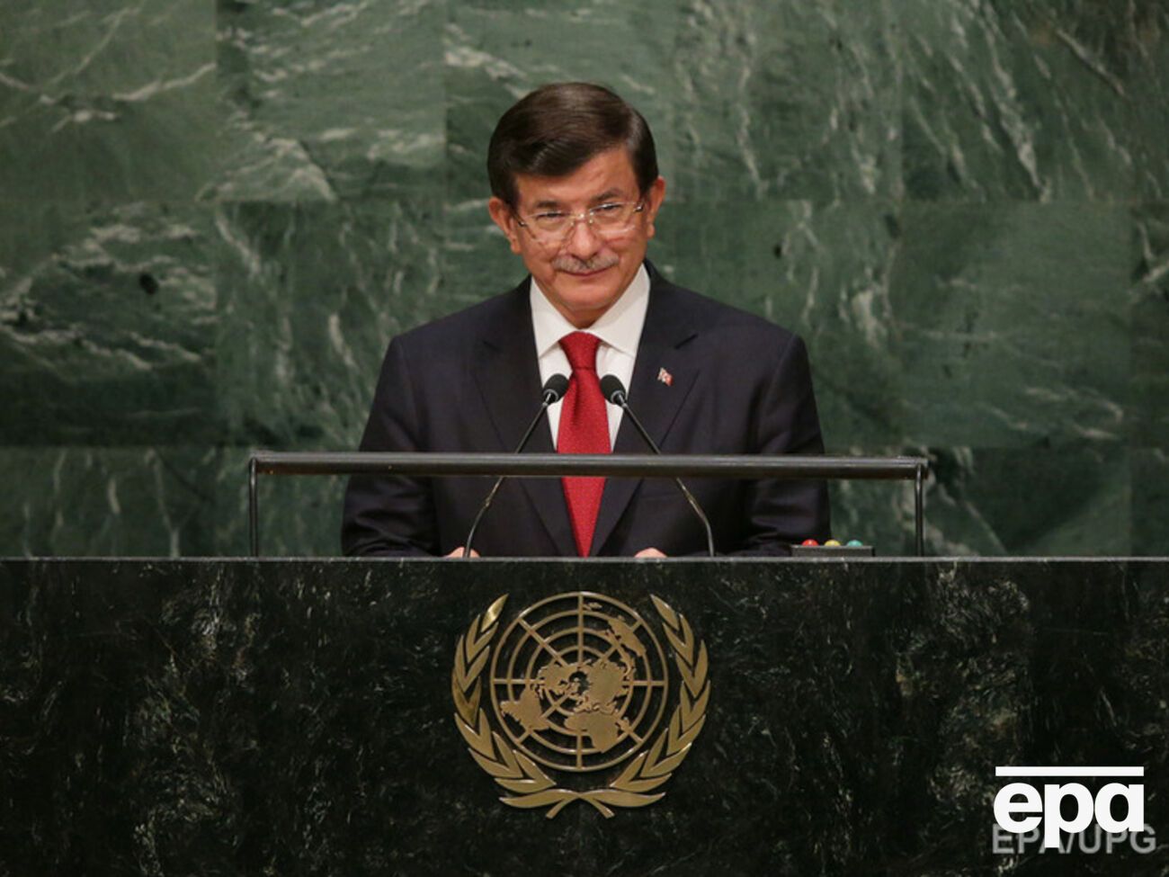 Кризис в Украине должен быть решен на принципах территориальной целостности государства, заявил Давутоглу