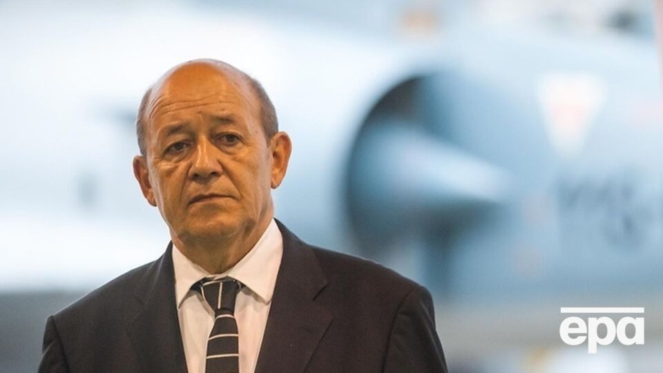 Французский министр обороны Жан-Ив Ле Дриан официально заявил, что Россия нанесла авиаудар не по боевикам ИГИЛ