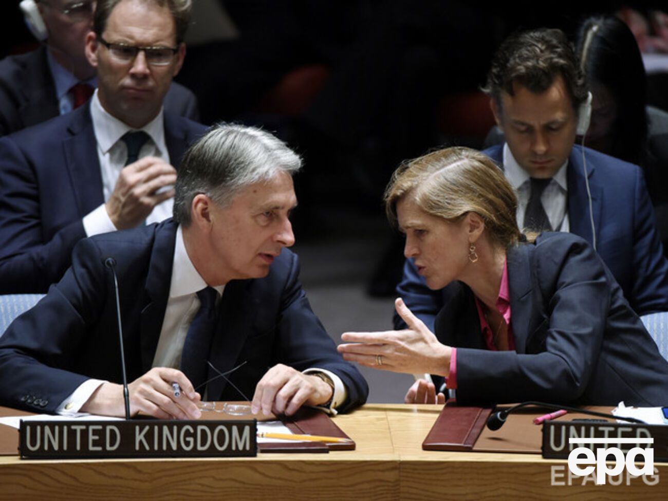 Хаммонд (слева)&nbsp;назвал неприемлемой борьбу против умеренных оппонентов Асада