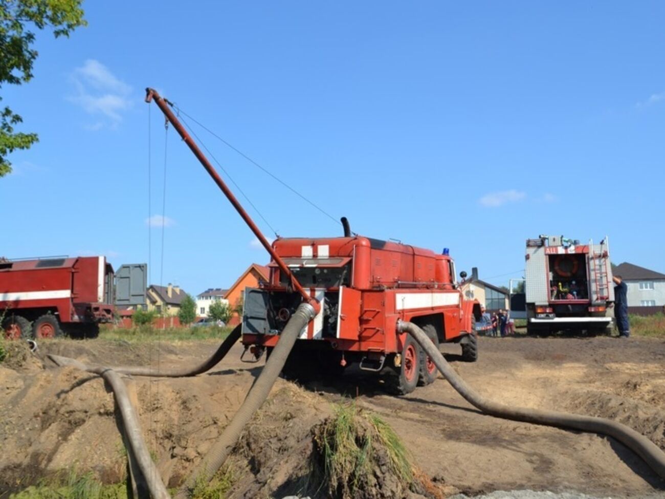 Для ликвидации возгорания залежей торфа привлечены 48 спасателей и 18 единиц пожарно-спасательной техники