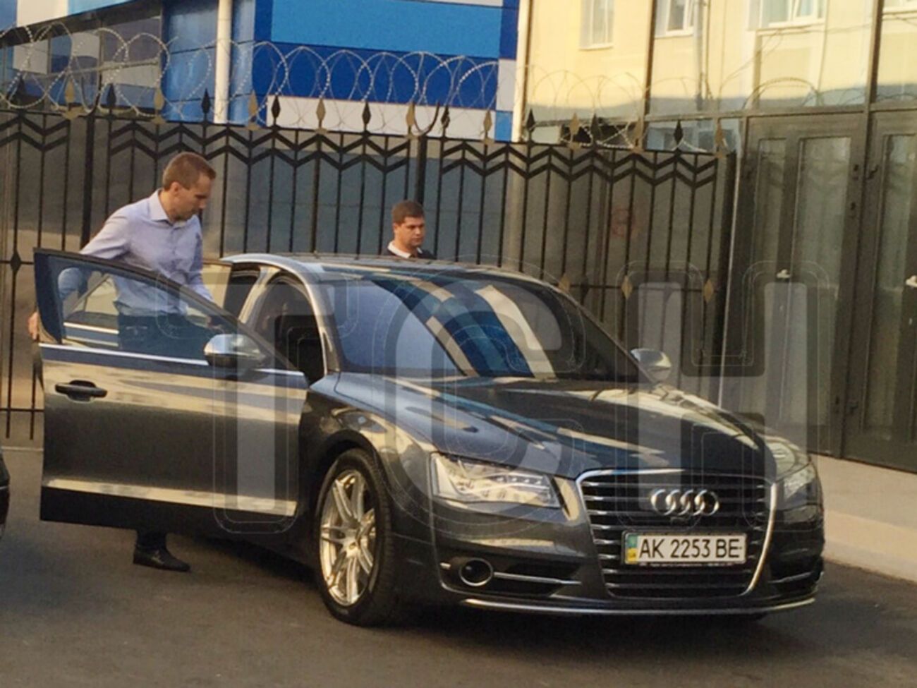 СМИ: Александр Янукович садится в автомобиль с украинскими номерами в симферопольском аэропорту 3 сентября