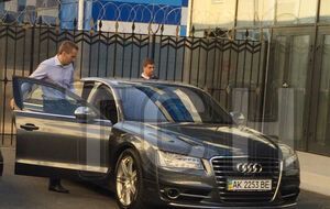 СМИ: Александр Янукович садится в автомобиль с украинскими номерами в симферопольском аэропорту 3 сентября