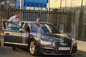 СМИ: Александр Янукович садится в автомобиль с украинскими номерами в симферопольском аэропорту 3 сентября