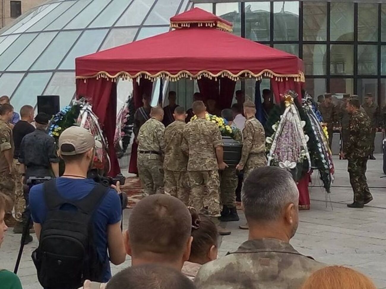 Почтить память погибшего волонтера Андрея Галущенко пришли его близкие и сослуживцы