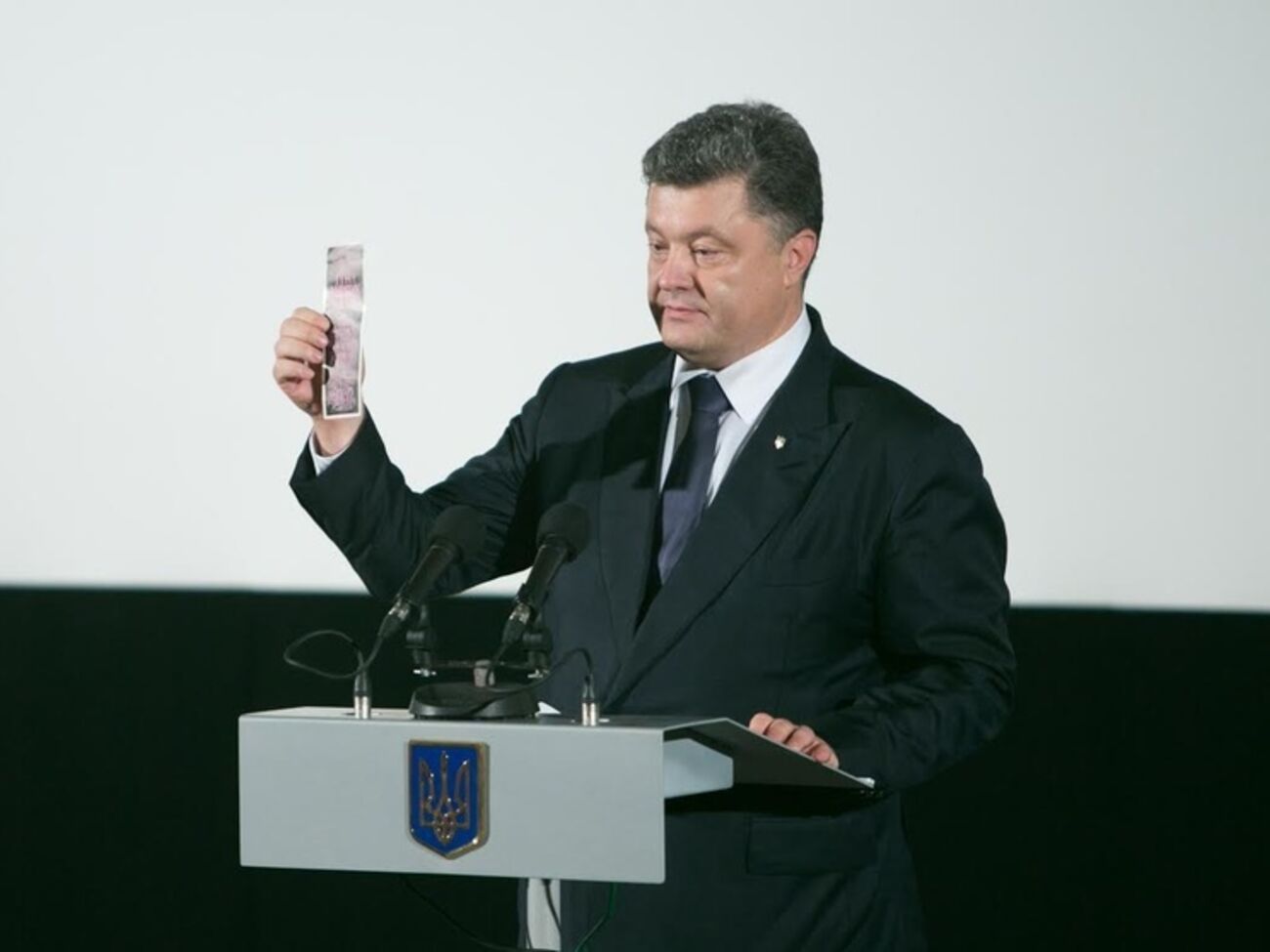 Порошенко: Без героев прошлого не было бы героев настоящего