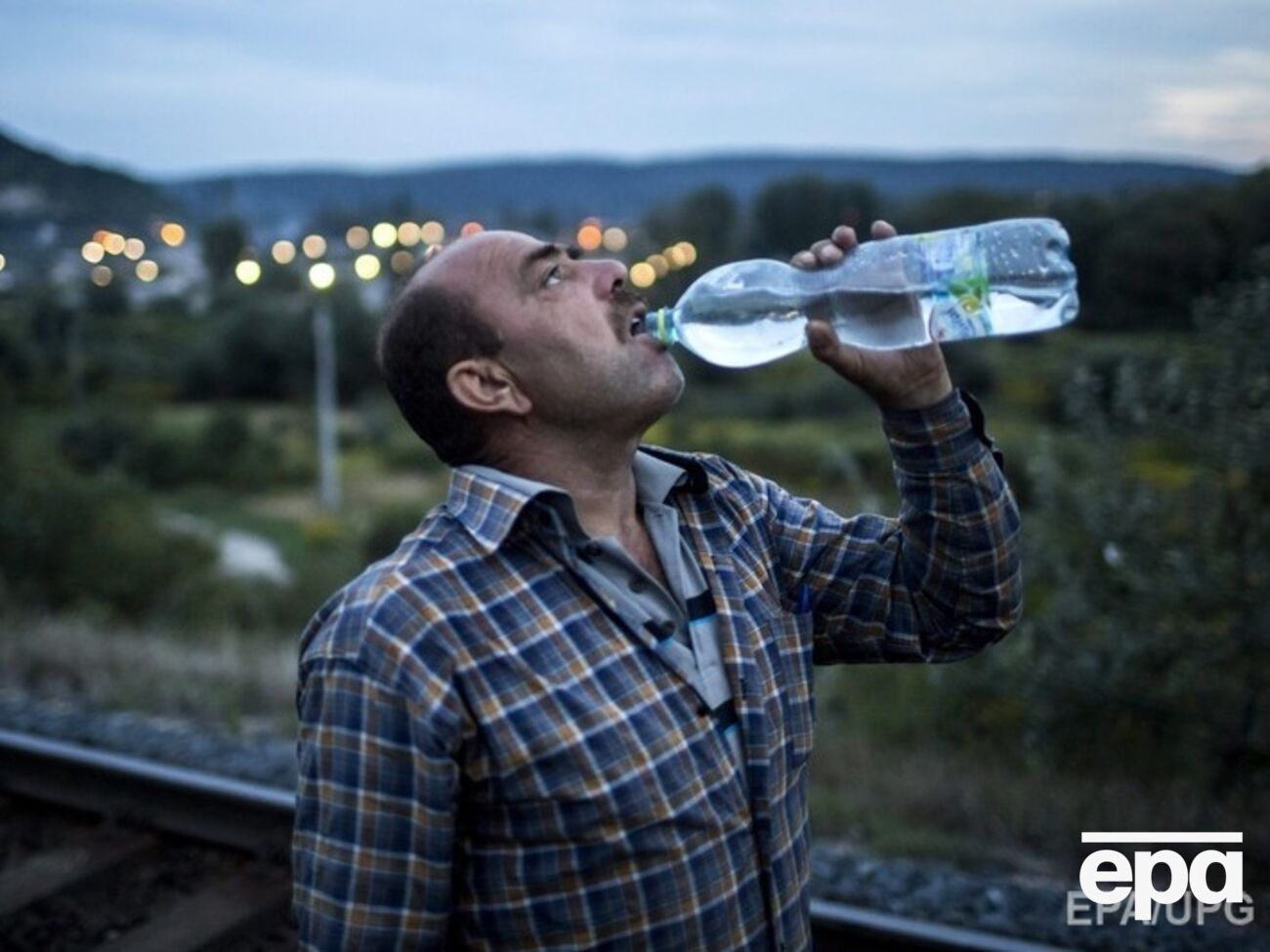 Этот беженец из Сирии был среди пытавшихся пешком дойти из Венгрии в Австрию