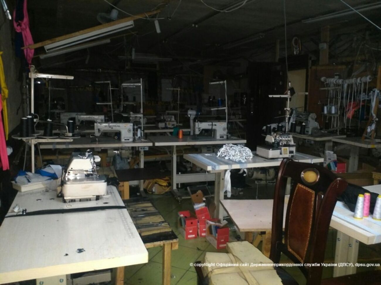 В подвале одесского кафе вьетнамцы-нелегалы шили контрафактную одежду