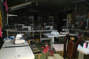 В подвале одесского кафе вьетнамцы-нелегалы шили контрафактную одежду