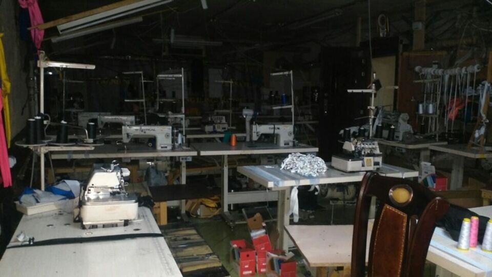 В подвале одесского кафе вьетнамцы-нелегалы шили контрафактную одежду