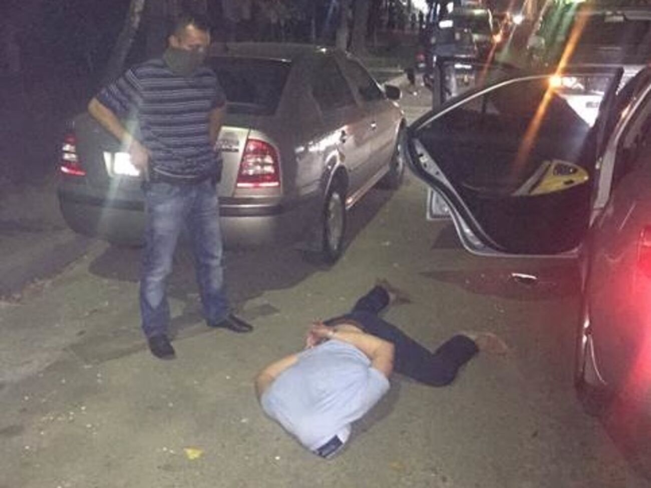 Попавшийся на взятке чиновник оказывал сопротивление и пытался сбежать