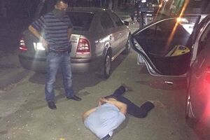 Попавшийся на взятке чиновник оказывал сопротивление и пытался сбежать