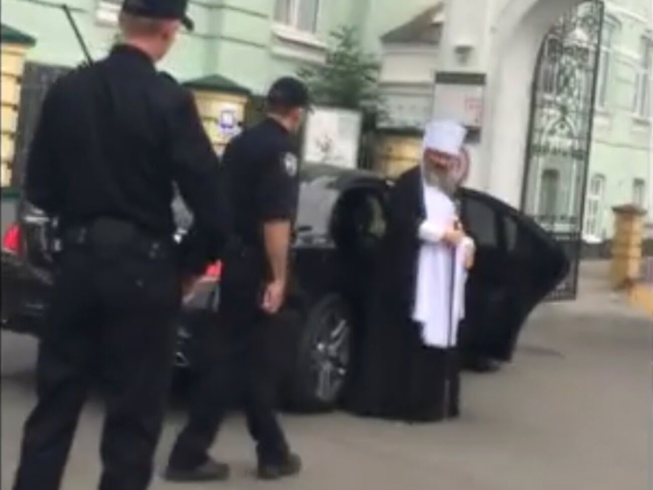 В ответ на замечание о нарушении правил дорожного движения священник предложил полицейскому "подумать о душе".