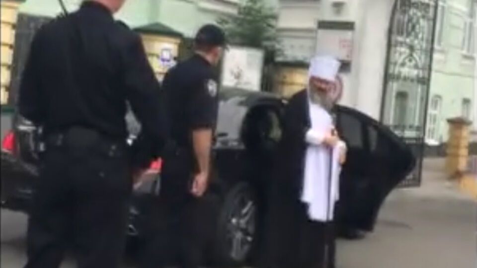 В ответ на замечание о нарушении правил дорожного движения священник предложил полицейскому "подумать о душе".