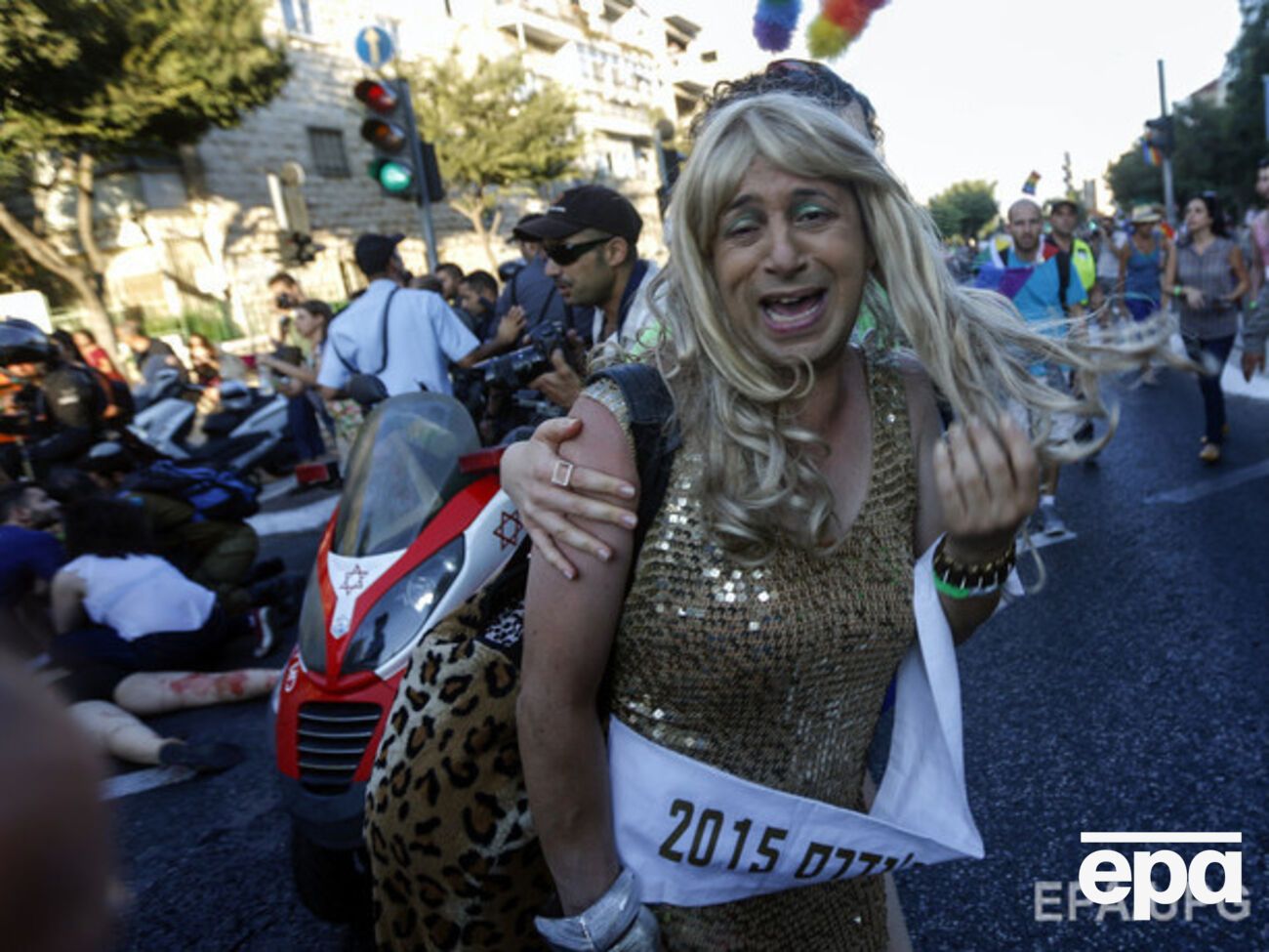 Напавший на гей-парад в Иерусалиме фанатик ранил шестерых человек, раненая женщина не выжила