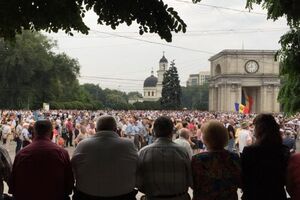 Протестующие в Кишиневе требуют от правительства отнестись к их требованиям с уважением