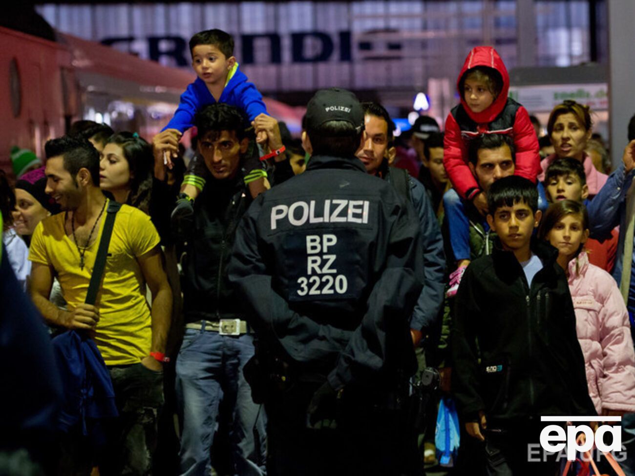 Германия принимает экстренные меры, чтобы принять беженцев