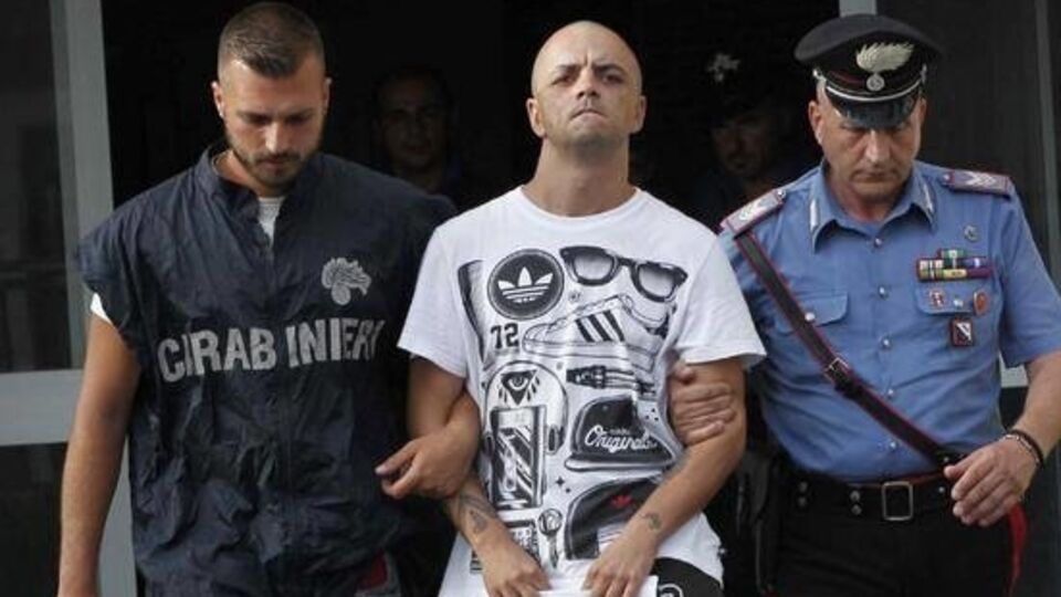 Карабинеры ведут задержанного Марко ди Лоренцо к полицейскому автомобилю