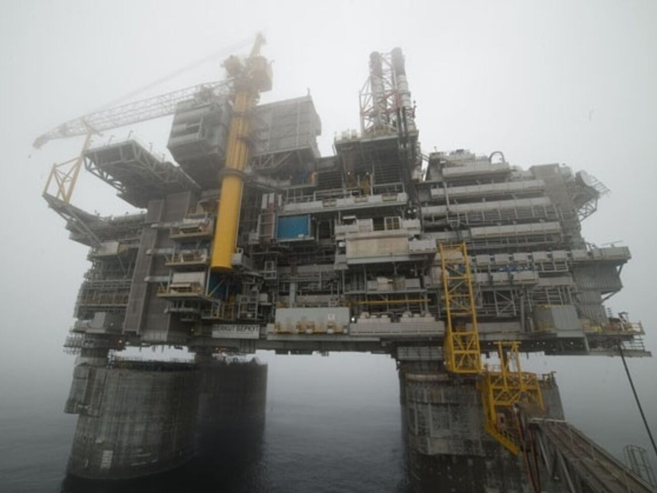 Fitch: Рост цен на нефть мог бы замедлить стремительное падение ее добычи