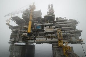 Fitch: Рост цен на нефть мог бы замедлить стремительное падение ее добычи