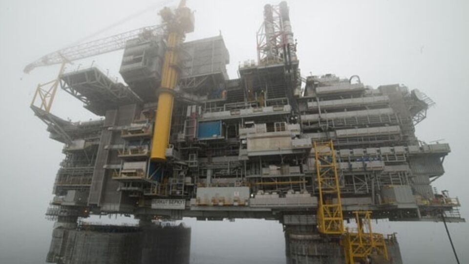 Fitch: Рост цен на нефть мог бы замедлить стремительное падение ее добычи