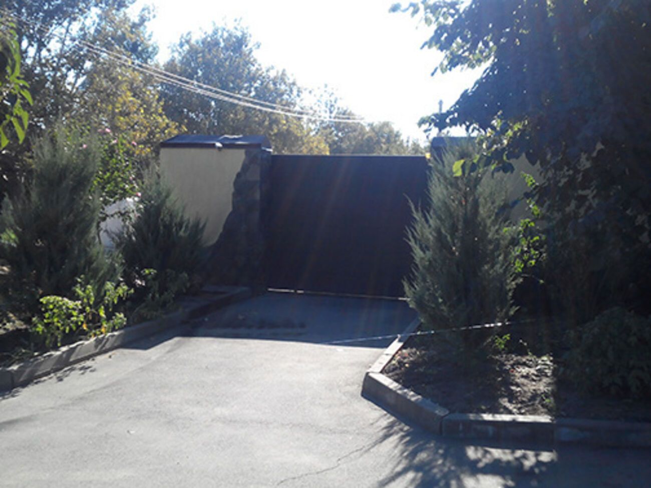 На фотографии видна леска, которая должна была при натяжении активировать взрывчатку