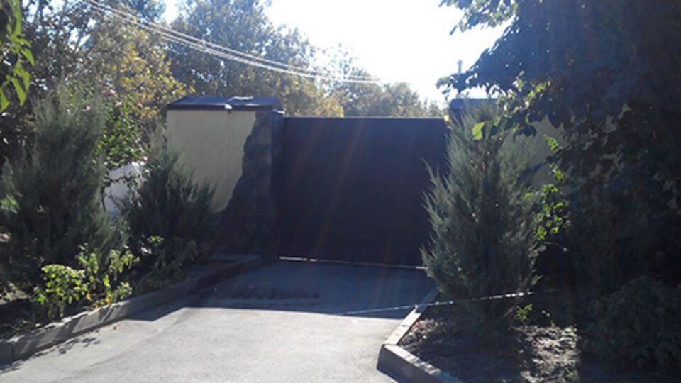 На фотографии видна леска, которая должна была при натяжении активировать взрывчатку