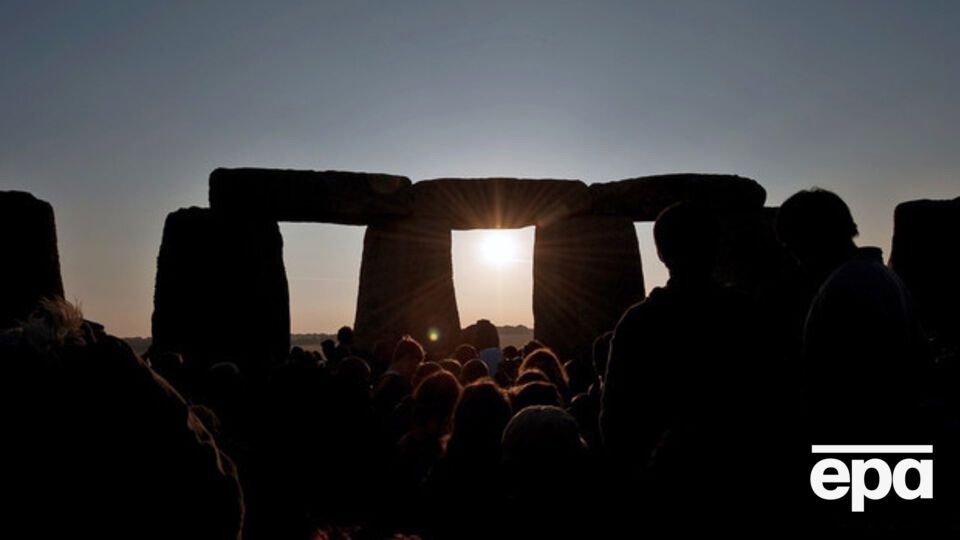 Под Стоунхэнджем нашли гигантские плиты