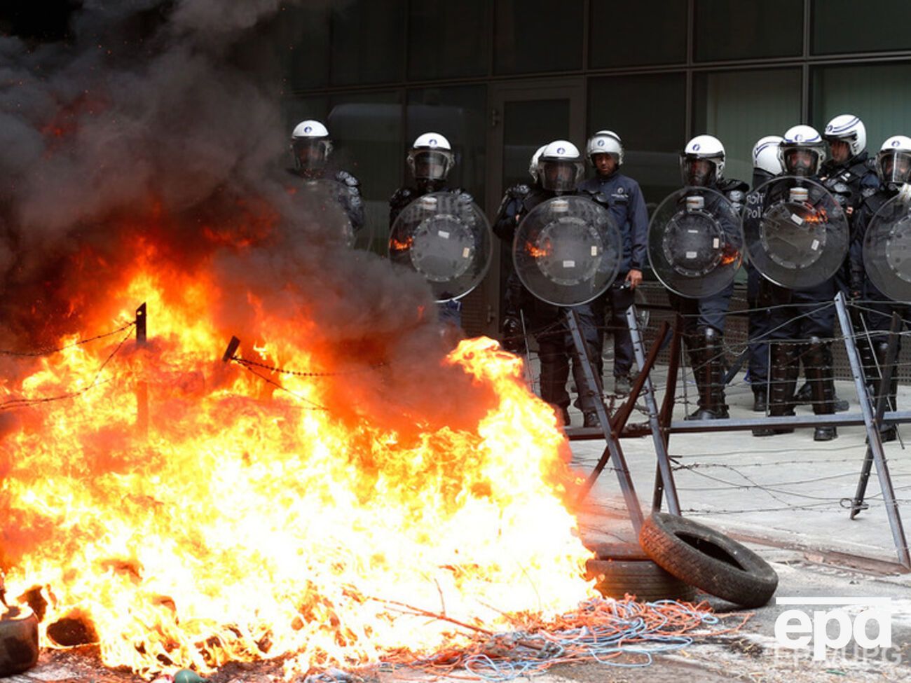 В Брюсселе фермеры жгут сено и шины, протестуя против низких цен на продукты. Фоторепортаж