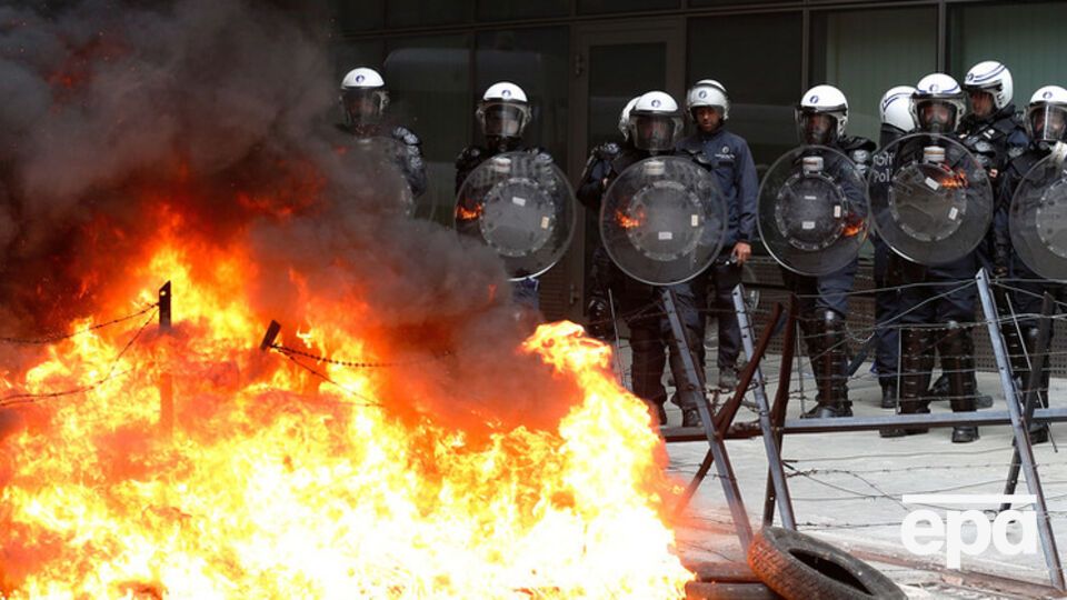 В Брюсселе фермеры жгут сено и шины, протестуя против низких цен на продукты. Фоторепортаж