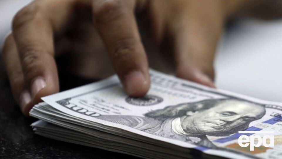 По официальному курсу доллар и евро подорожали на один рубль