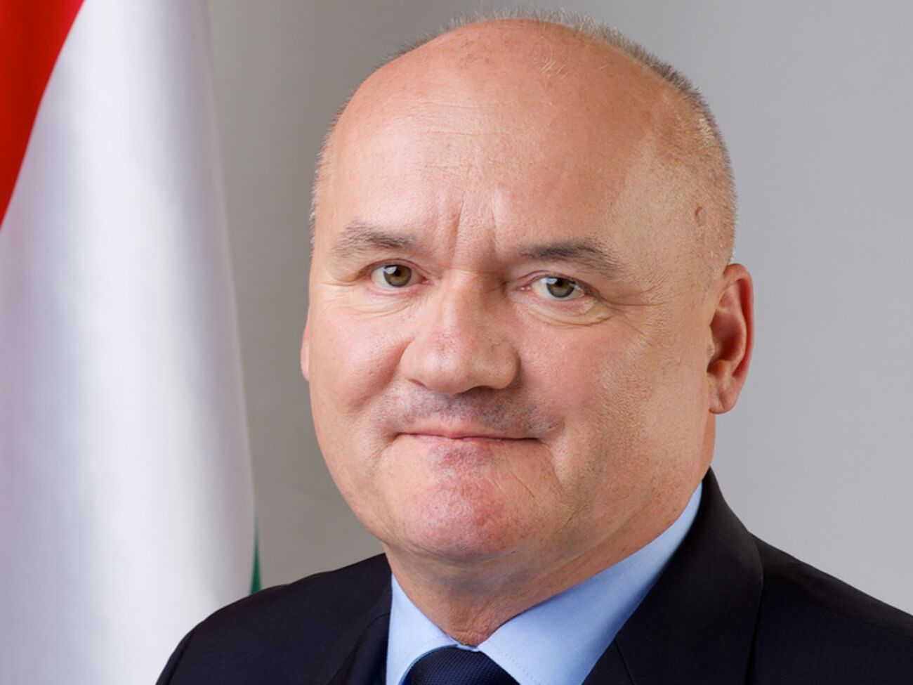 Венгерский премьер принял отставку Чаба Хенде