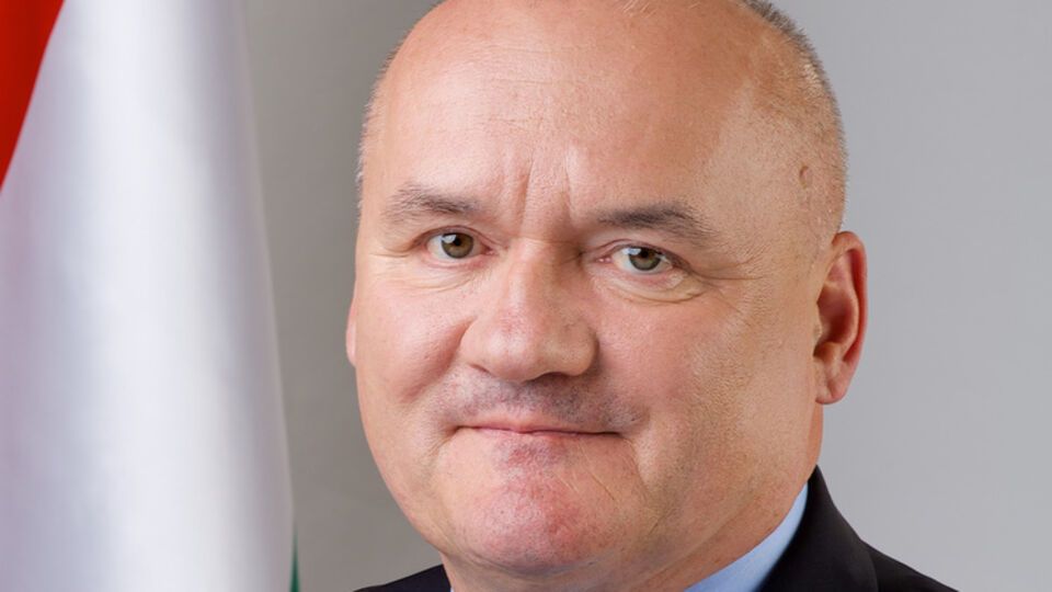Венгерский премьер принял отставку Чаба Хенде