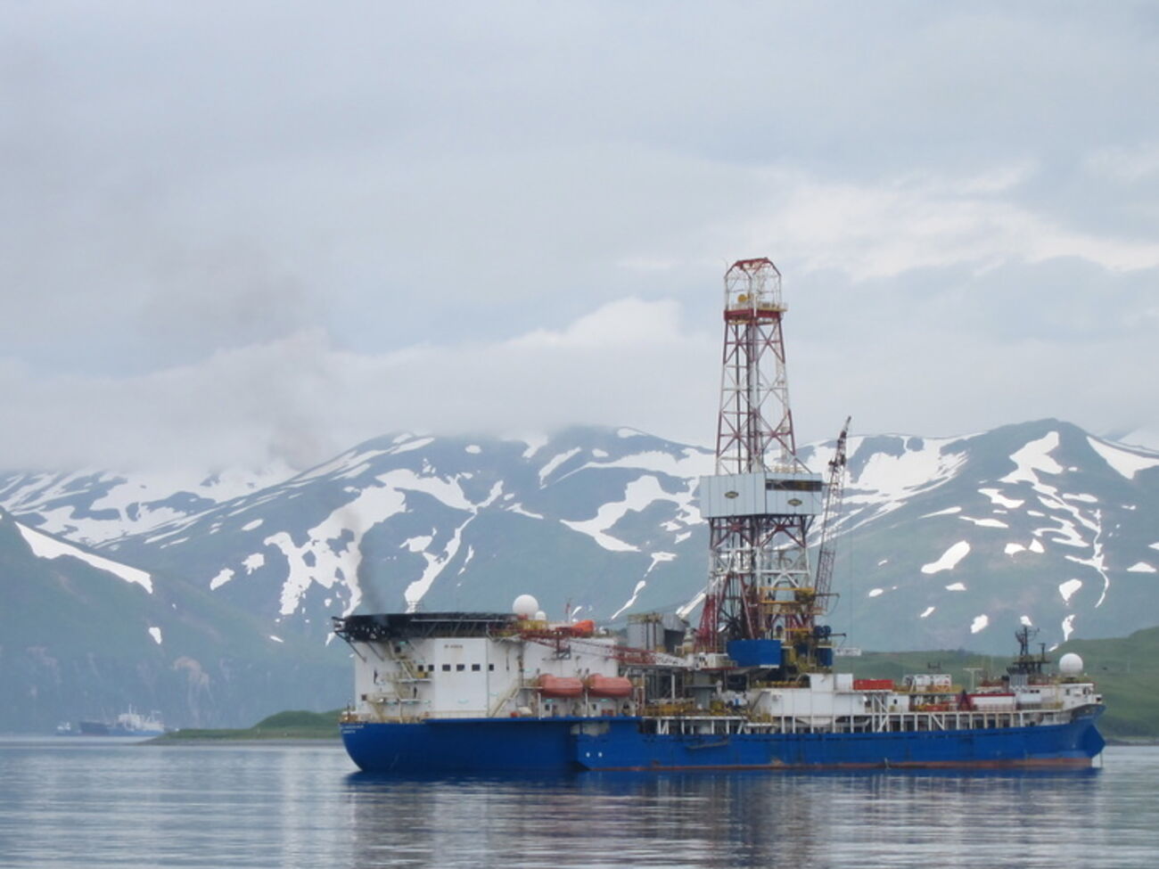 Российский корабль приблизился к судну Shell