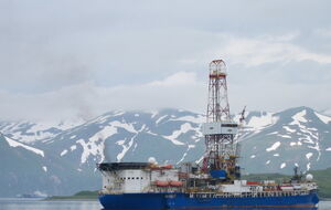 Российский корабль приблизился к судну Shell