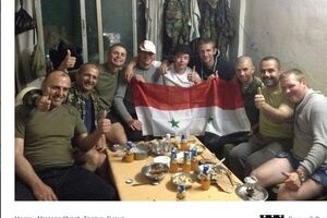 Находящиеся в Сирии российские военные не скрывают своего пребывания там, в то время как официальные лица РФ отрицают это