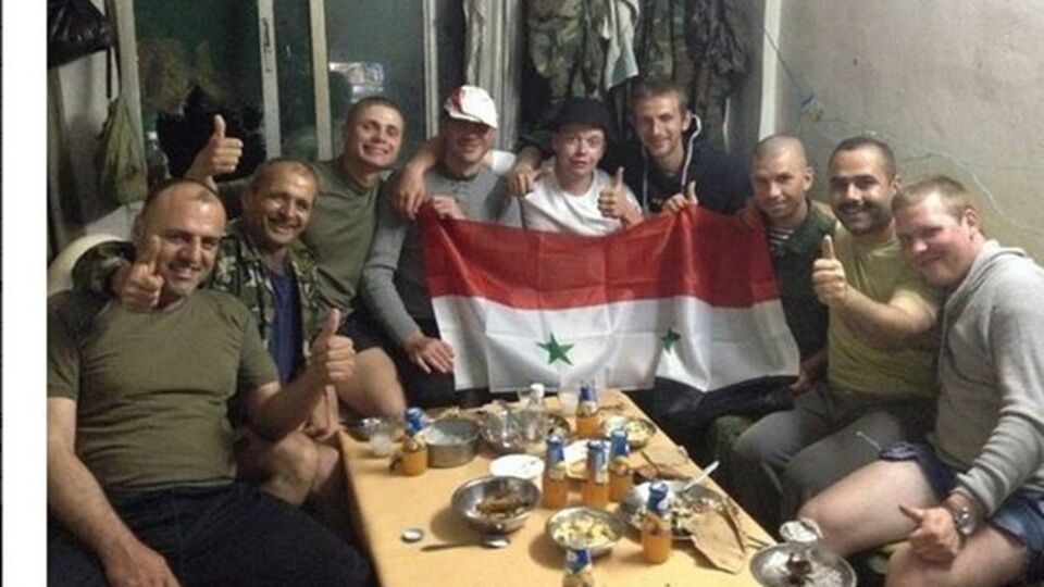 Находящиеся в Сирии российские военные не скрывают своего пребывания там, в то время как официальные лица РФ отрицают это