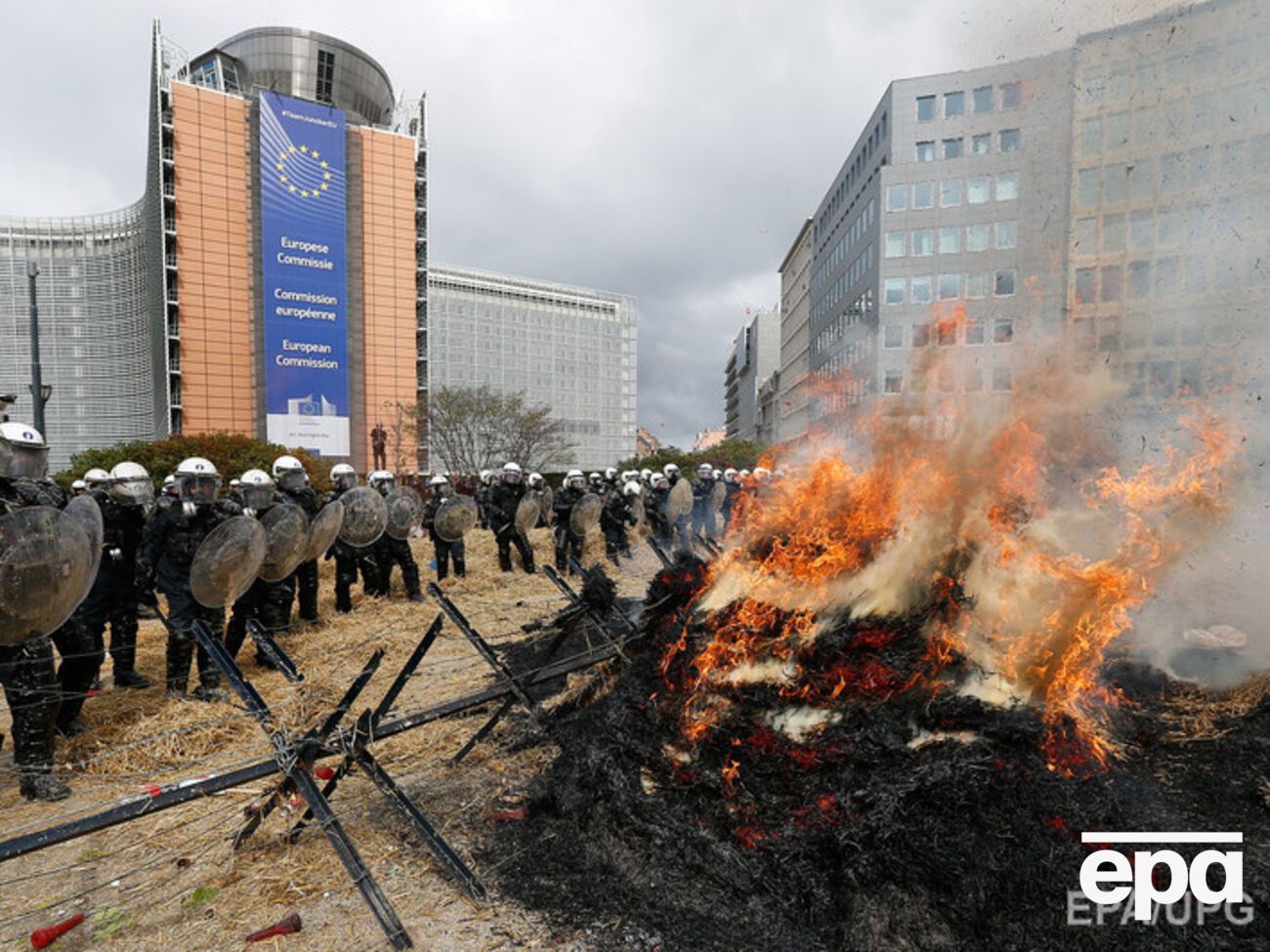 В Брюсселе протестующие фермеры жгли сено и шины