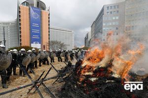 В Брюсселе протестующие фермеры жгли сено и шины