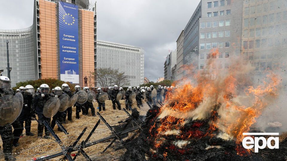 В Брюсселе протестующие фермеры жгли сено и шины